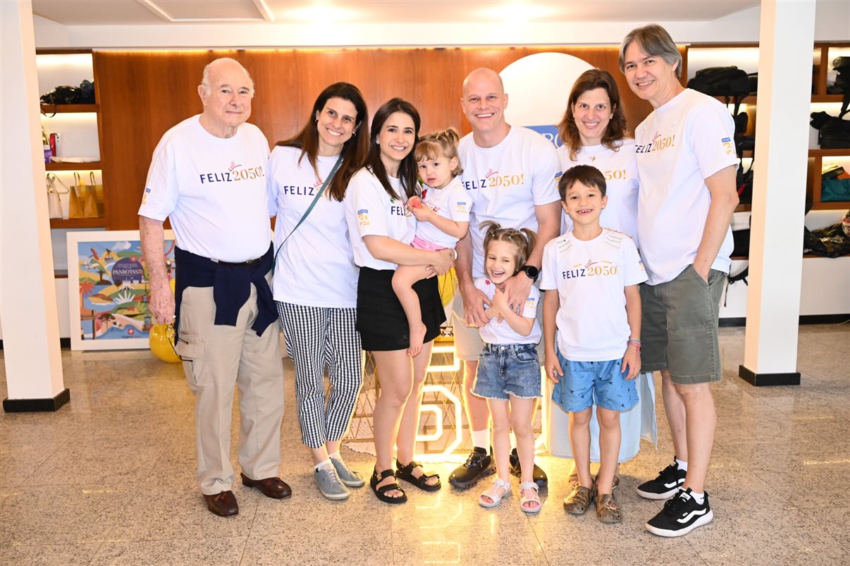 José Guillermo Alcorta, Maria Camilla Alcorta, Renata Tacla, José Guilherme Alcorta, Marianna Alcorta e Ricardo Tsugawa, com os pequenos da família