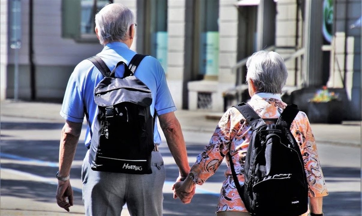 A cobertura para acompanhantes é uma proteção pensada para garantir que o viajante tenha a companhia de uma pessoa de confiança em casos de emergência médica