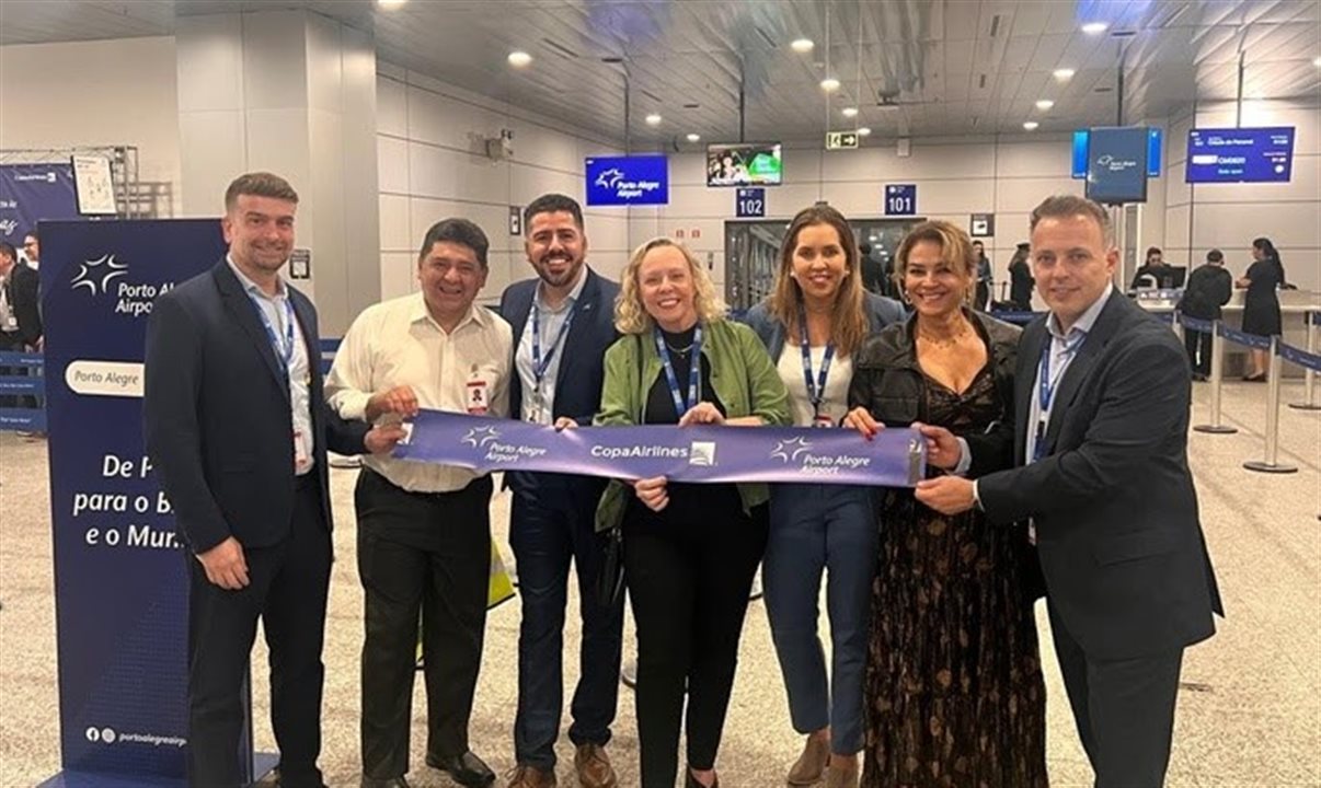 Corte da fita que reinaugurou a rota contou com a presença de Raphael de Lucca, Country Manager da Copa Airlines no Brasil, e sua equipe 