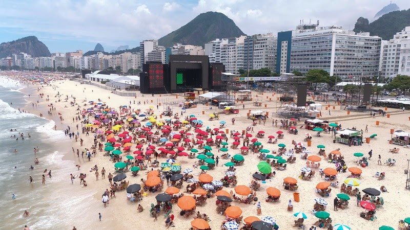 Montagem de um dos palcos do Réveillon de Copacabana