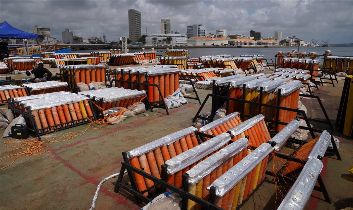 As balsas com os fogos de artifício para o show de luzes do Réveillon seguiram, hoje, pela manhã, para se posicionarem no mar