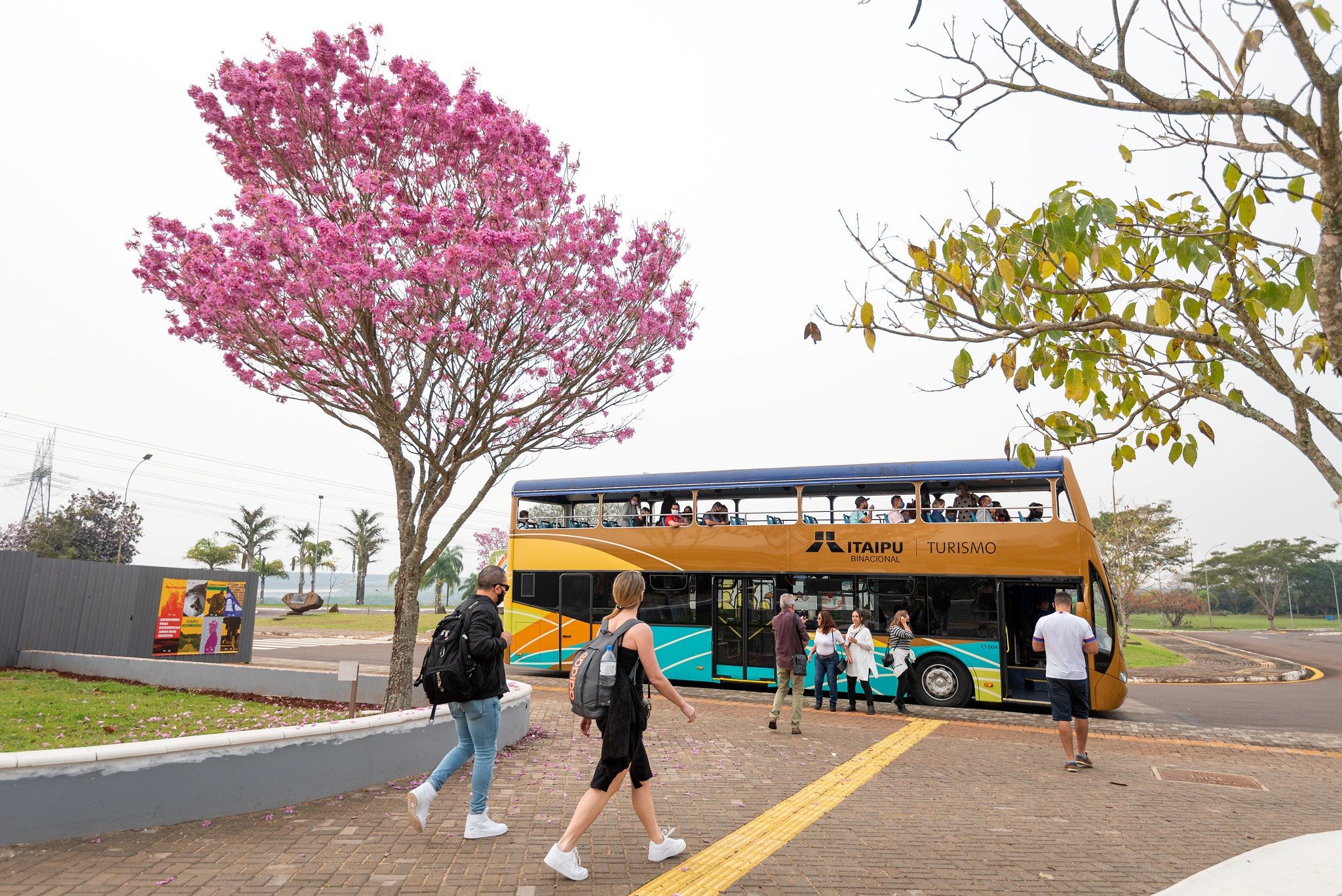 No panorâmico, o tour de ônibus, de 1h10 de duração, contempla toda a área externa da usina