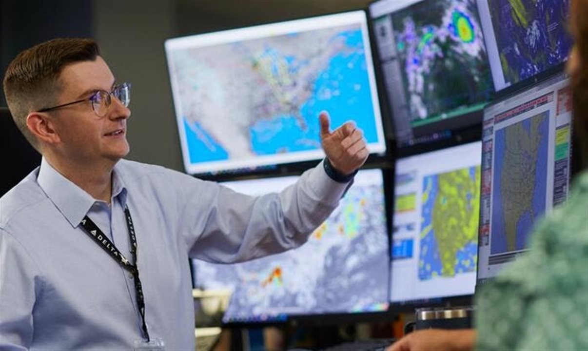 Um meteorologista trabalha no Centro de Operações e Clientes da Delta