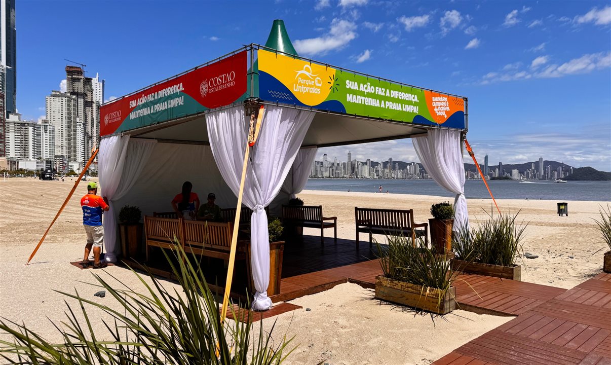 Durante toda a temporada de verão, uma tenda do projeto Praia Limpa permanecerá na Praia Central