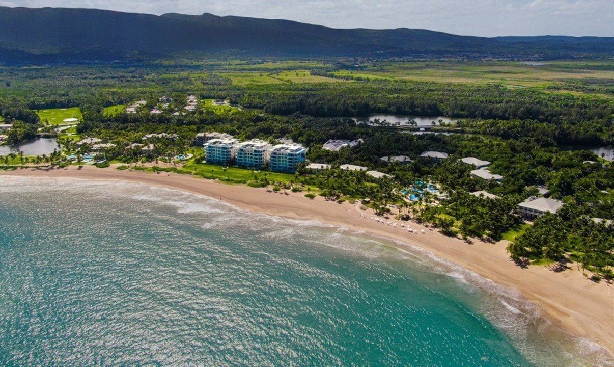 Situado em 195 hectares de jardins ao longo da Bahia Beach, o Four Seasons Resort and Private Residences Puerto Rico integra-se com a natureza local