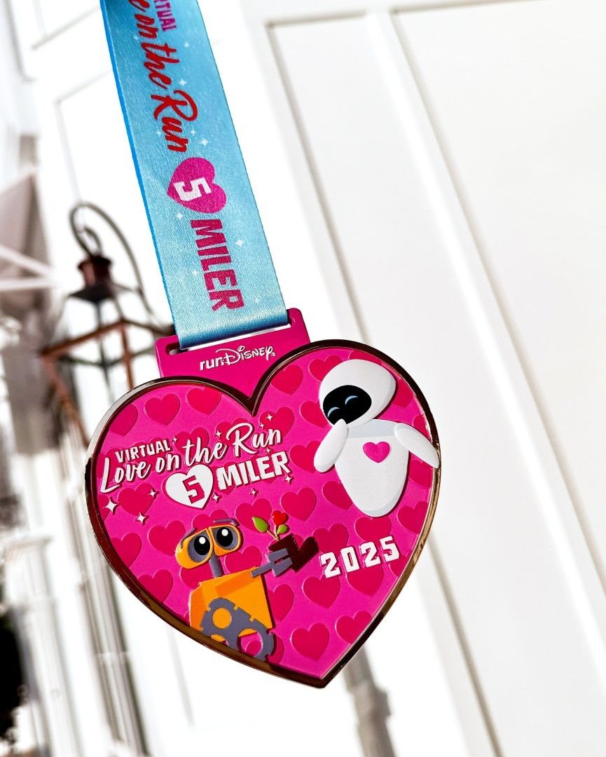 Medalha do runDisney Virtual Love on the Run 14-Miler, que acontecerá de 1 a 28 de fevereiro de 2025