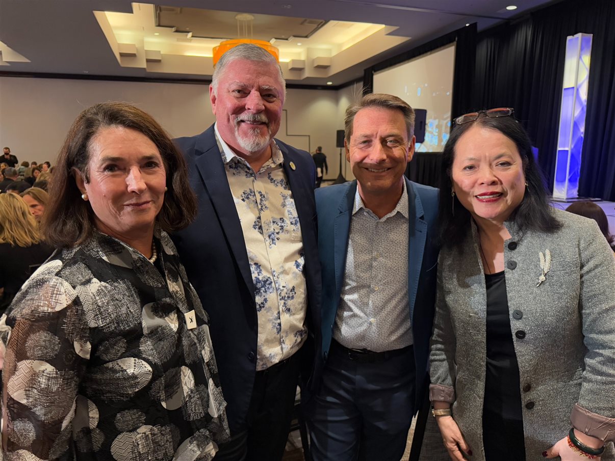 Mary Motsenbocker, presidente do Go West Summit, e Rolland Cheng, gerente de Vendas Globais da BWH Hotels,  com o prefeito de Palm Springs, Ron de Harte, e Scott White, CEO do Visit Palm Springs