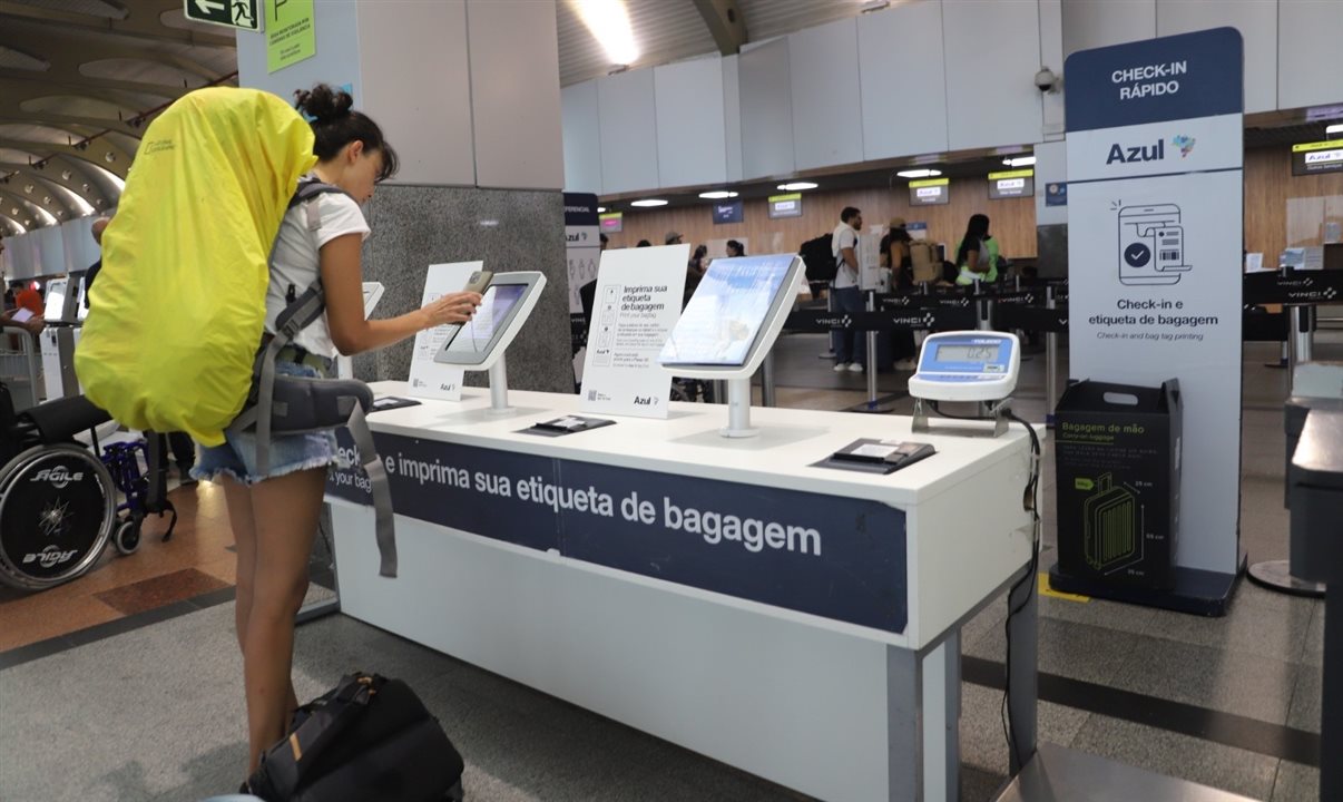 Viajante faz check-in em voo da Azul