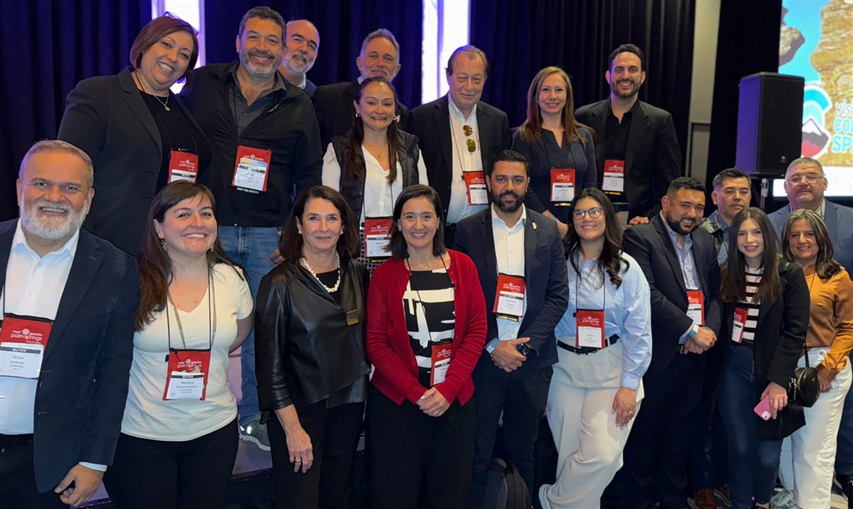 Mary Motsenbocker, presidente do Go West Summit (terceira da esquerda pra direita, na primeira fila), com a delegação latino-americana no evento de Palm Springs