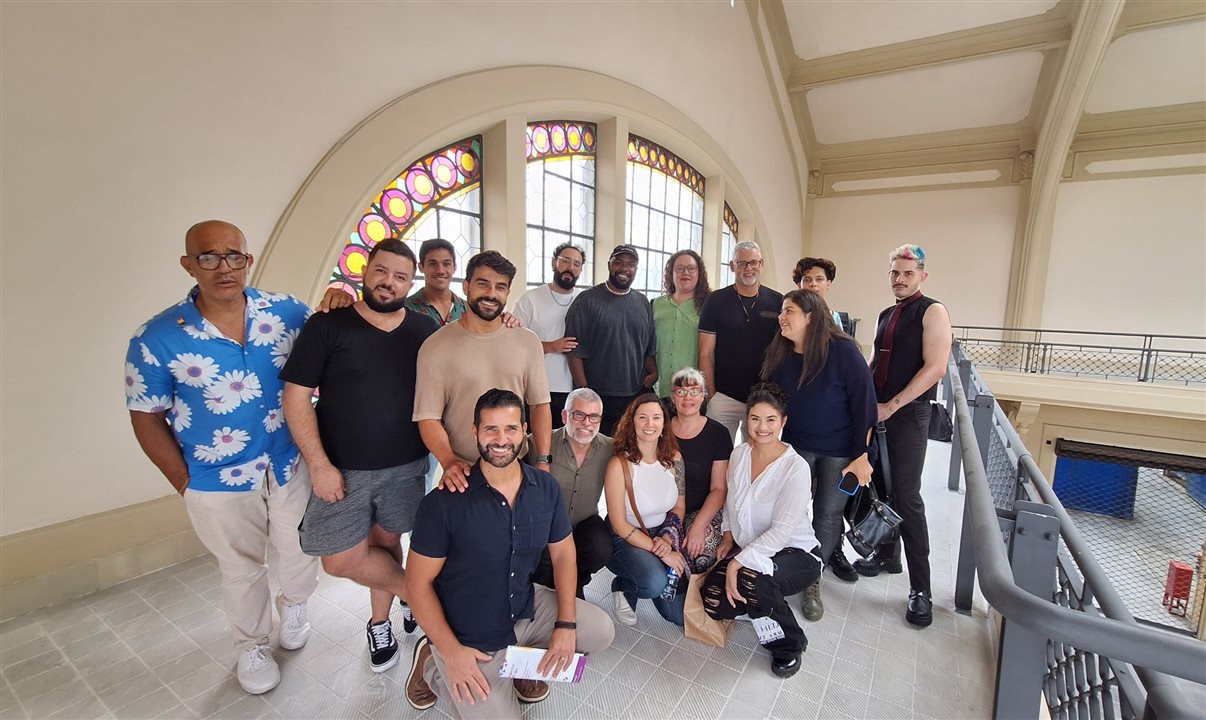 Os novos embaixadores da Câmara LGBT celebram o lançamento do programa ao lado da diretoria da instituição, em evento realizado no Mercado Municipal de São Paulo