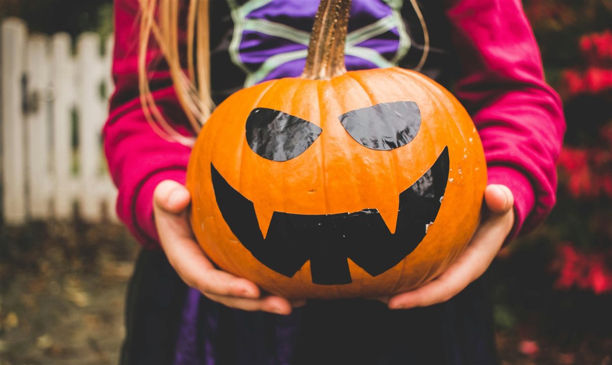 Marcas podem aproveitar o tema Halloween para renovar o visual das peças de comunicação, incorporando elementos criativos e característicos da data