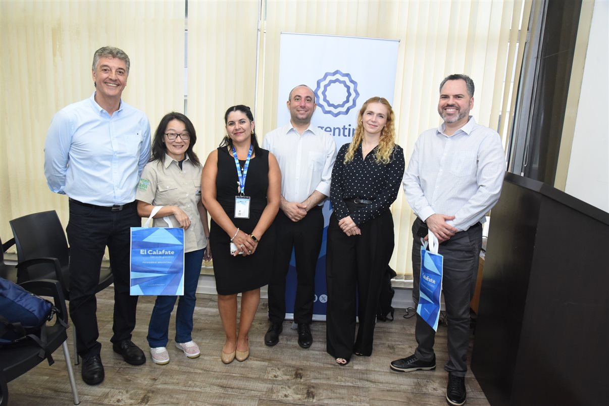 Ivan Sakr, da Sky, Nancy Ashimine, da Abeta, Moira Saade, do Ente Mixto de Promoção Turística de El Calafate, Nicola Di Maioda, da Sky, Verônica Cooke, do Consulado Geral da República da Argentina, e Rodrigo Ramos, da Braztoa