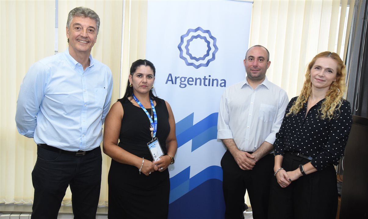 Ivan Sakr, da Sky, Moira Saade, do Ente Mixto de Promoção Turística de El Calafate, Nicola Di Maio, da Sky, e Verónica Cooke, cônsul adjunta do Consulado Geral da República da Argentina