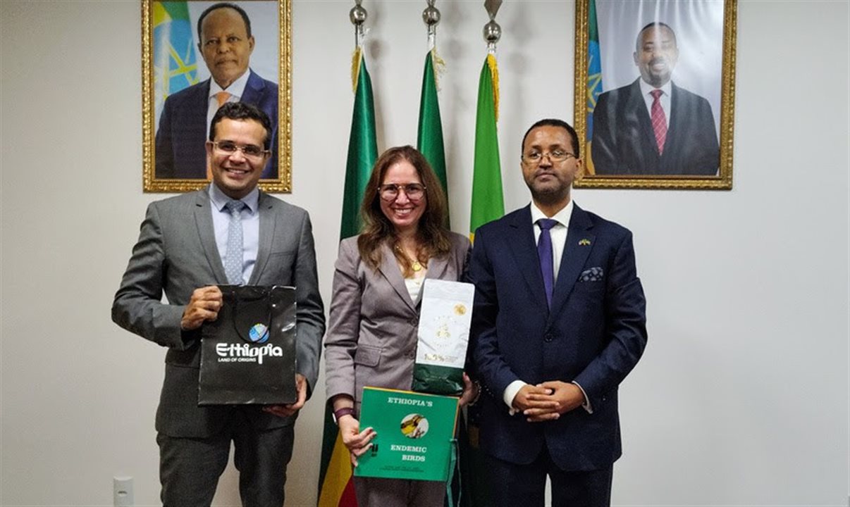 Gustavo Lopes, Ana Carolina Medeiros e o embaixador da Etiópia, Leulseged Tadese Abebe