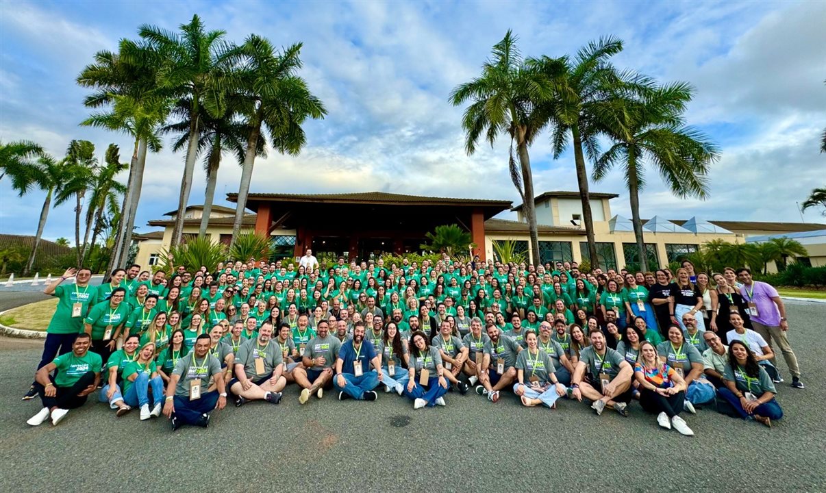 Na foto, grupo da Convenção BWT 2024, que aconteceu na Bahia. Este ano, mais de 400 profissionais de turismo participam do evento, em Foz do Iguaçu (PR)