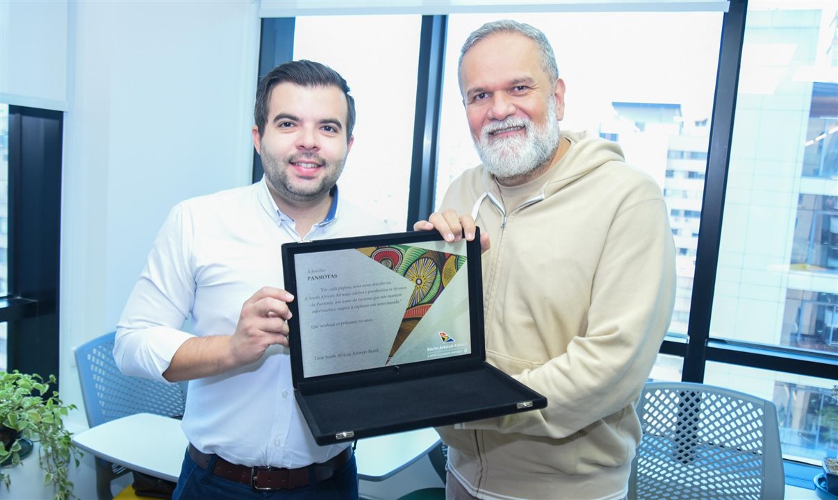 Gabriel Gomes, Country Manager da SAA, entregou uma placa a Artur Luiz Andrade, editor-chefe e CCO da PANROTAS, em homenagem aos nossos 50 anos