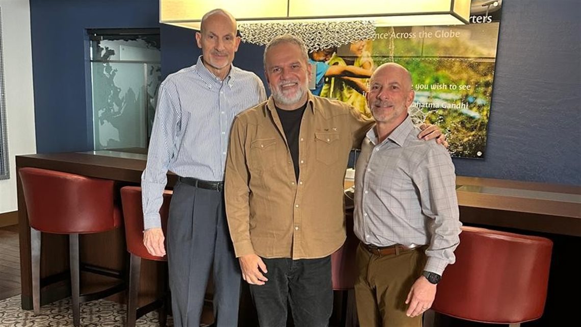 Larry Cuculic e Ron Pohl recebem Artur Luiz Andrade