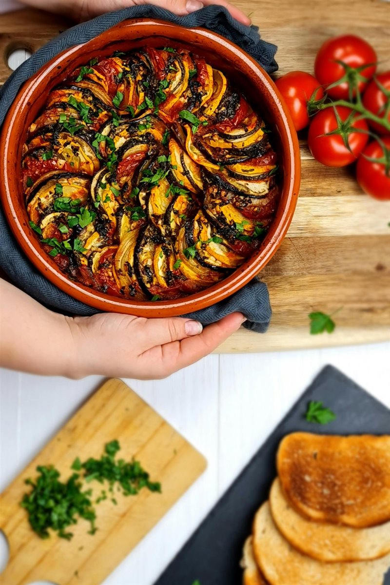 O Ratatouille é feito com vegetais como abobrinha, berinjela, pimentão, tomate e ervas provençais