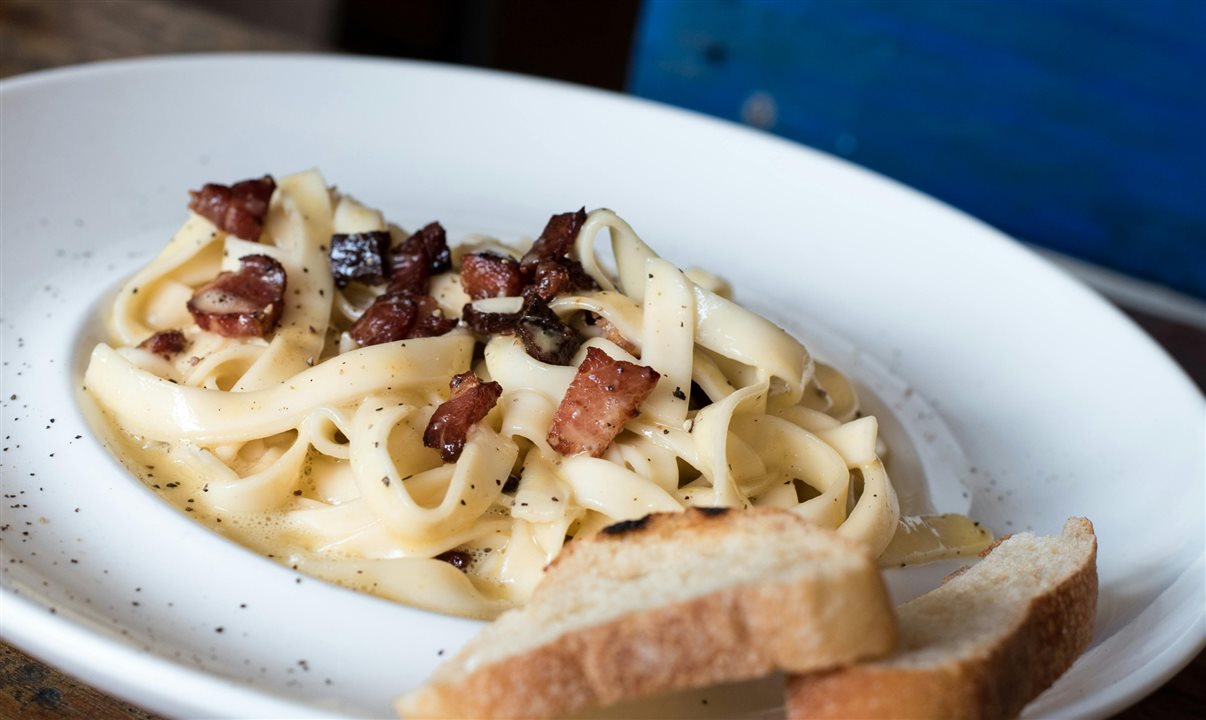 O Carbonara é feito com ovos, queijo pecorino, guanciale (bochecha de porco) e pimenta preta