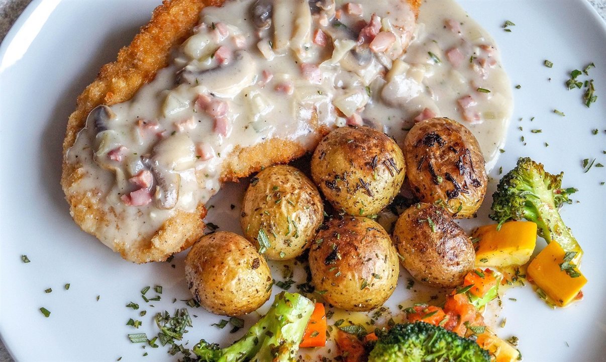 O Schnitzel é um bife empanado e frito, geralmente acompanhado de batatas ou salada