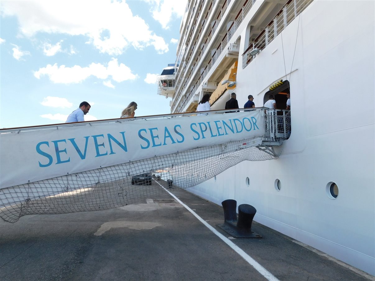 Navio Regent Seven Seas Splendor no porto de Santos (SP)