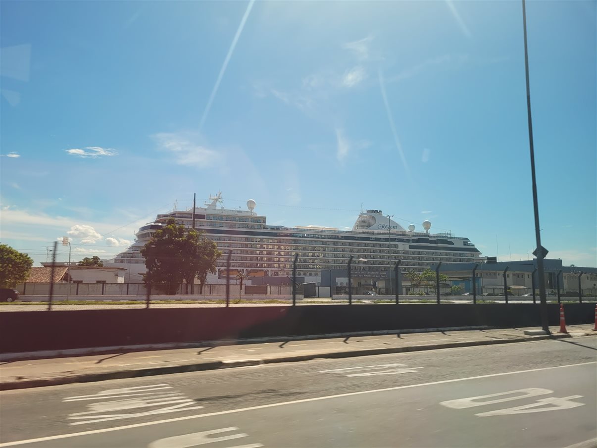 Navio Regent Seven Seas Splendor no porto de Santos (SP)