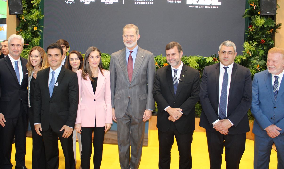 Orlando Leite Ribeiro, embaixador do Brasil na Espanha, sua esposa Renata Abreu, Celso Sabino, ministro do Turismo, rainha e rei da Espanha, Letizia e Felipe, Marcelo Freixo, presidente da Embratur, Zurab Pololikashvili, presidente da ONU Turismo, e o deputado federal Vermelho