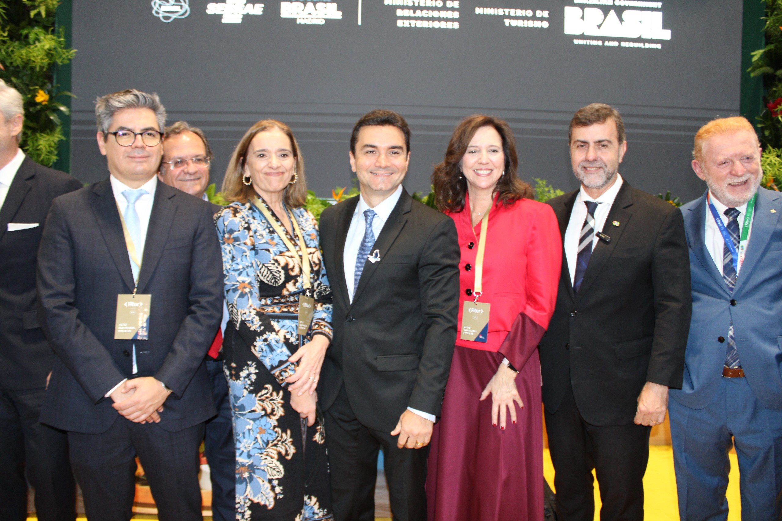 Daniel Martinez e Maria Valcarce, da Fitur, Celso Sabino, ministro do Turismo, Ariancha Priede, da Ifema Madrid, Marcelo Freixo, presidente da Embratur, e o deputado Vermelho