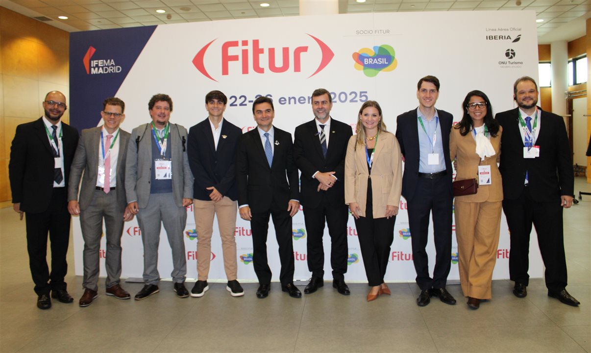 Equipe de Embratur e Ministério do Turismo no coquetel de abertura da Fitur 2025