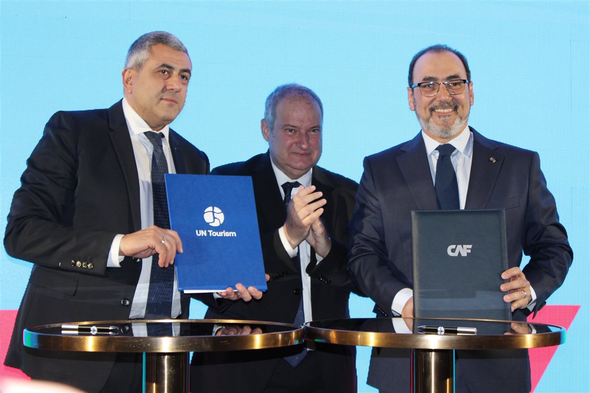 Zurab Pololikashvili, da ONU Turismo, Jordi Boher, ministro de Turismo da Espanha, e Presidente executivo da CAF, Sergio Díaz-Granados, assinam o Memorando de Entendimento