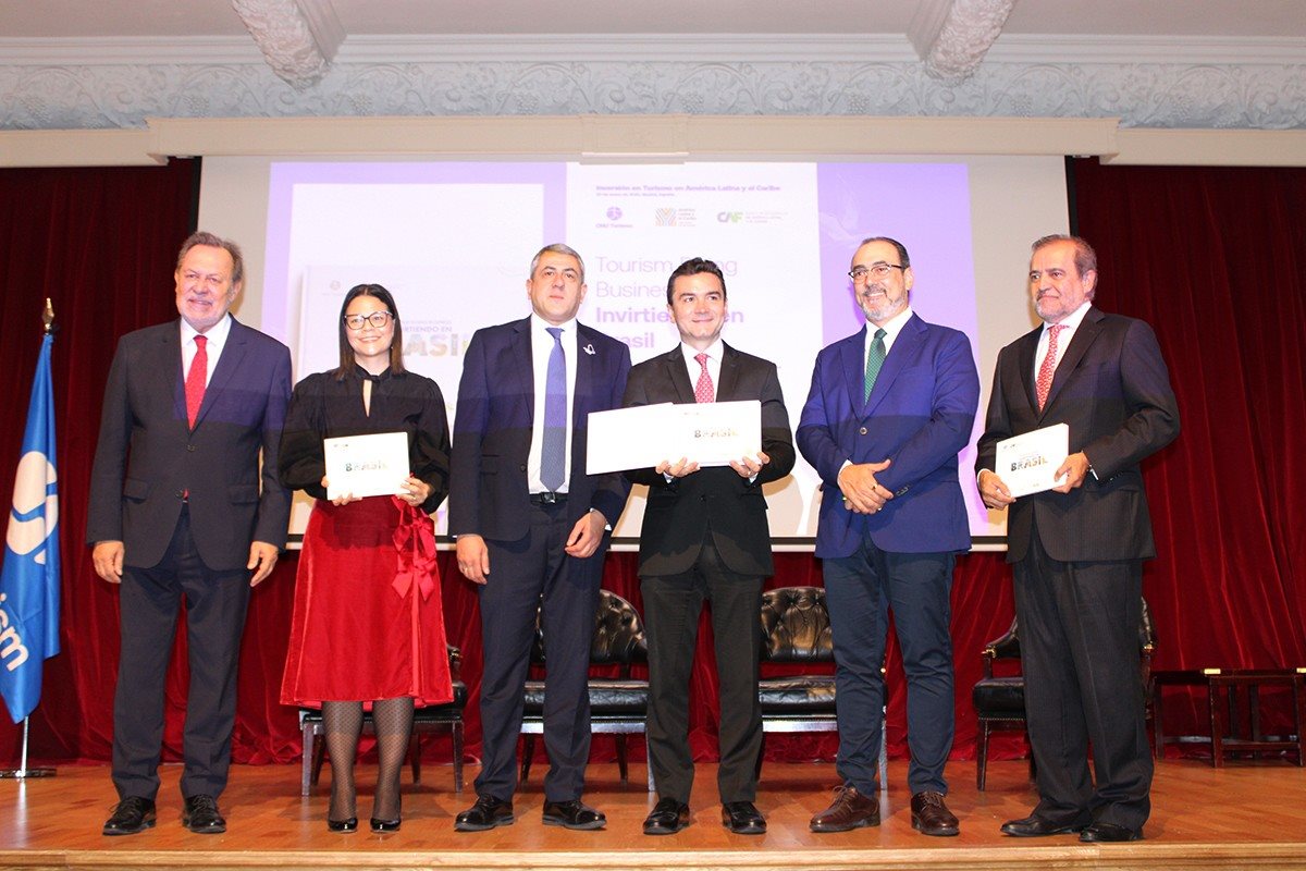 Celso Sabino, ministro do Brasil, entre Gustavo Santos, Natalia Bayona e Zurab Pololikashvili, da ONU Turismo, e Sergio Díaz-Granados e Oscar Rueda, do CAF