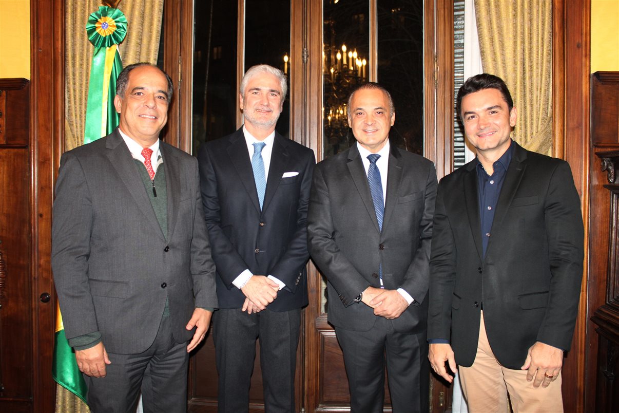 Carlos Henrique Sobral, do MTur, Orlando Leite Ribeiro, Embaixador do Brasil na Espanha, Roberto de Lucena, secretário de Turismo de SP, e Celso Sabino, ministro do Turismo