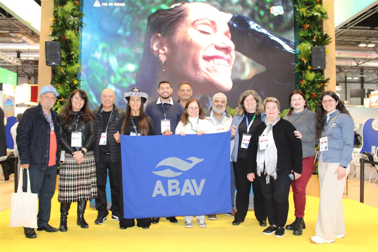 Time da Abav Nacional na Fitur 2025 com <br/>empresários da missão dos associados