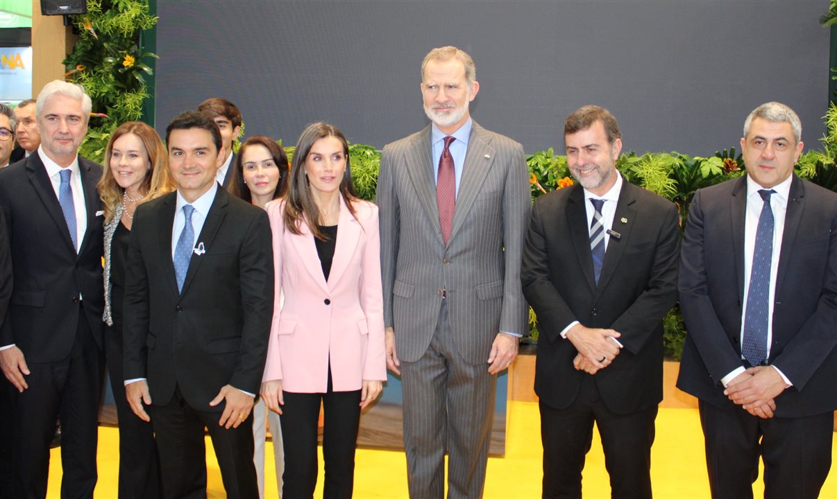 Orlando Leite Ribeiro, embaixador do Brasil na Espanha, sua esposa Renata Abreu, Celso Sabino, ministro do Turismo, rainha e rei da Espanha, Letizia e Felipe, Marcelo Freixo, presidente da Embratur, Zurab Pololikashvili, presidente da ONU Turismo, e o deputado federal Vermelho