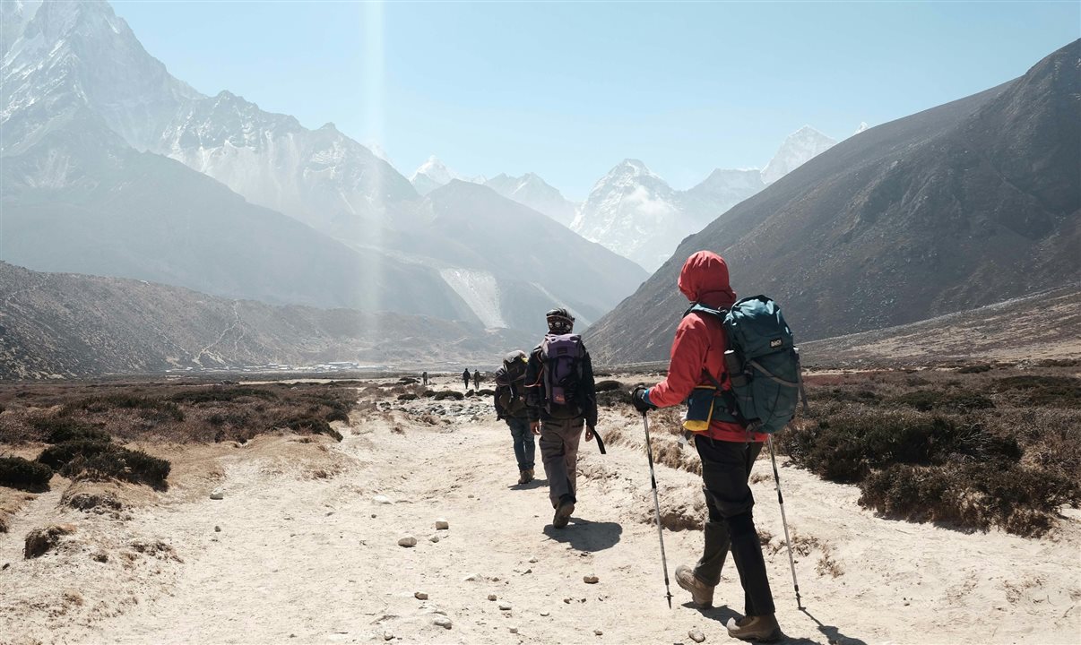 Além da autorização, os alpinistas terão que arcar com os custos de equipamentos, seguros para os guias sherpas e outros gastos relacionados à ascensão