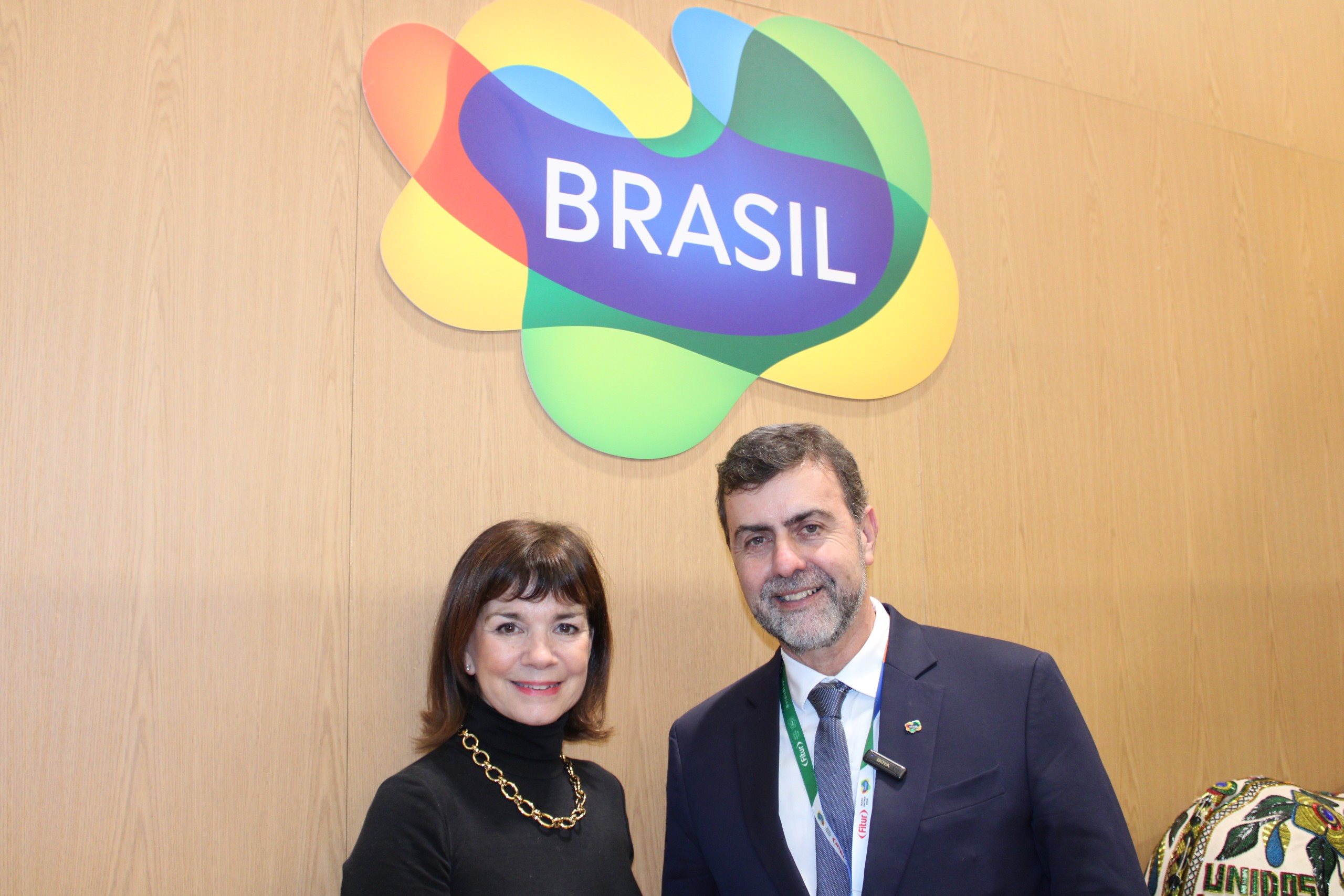 Julia Simpson, CEO do WTTC, e Marcelo Freixo, presidente da Embratur