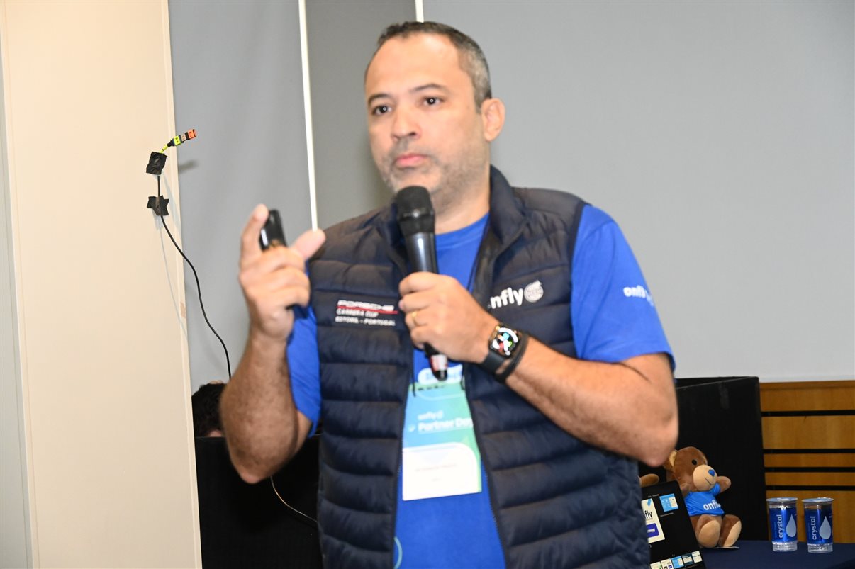 Fabiane Batista e Claudia Frigeri, da Latam, entre Marcus Nunes, Elvimar Martins, Rafaela Caroline e Peterson Prado, da Onfly