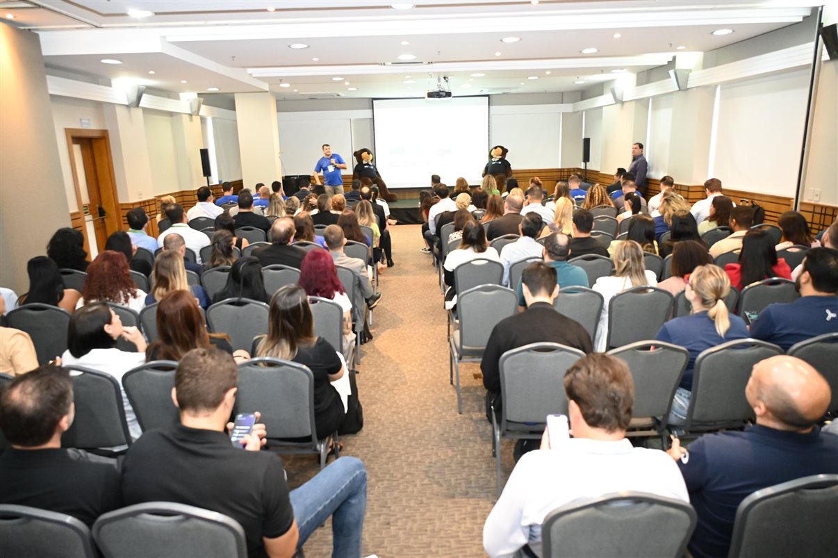 Fabiane Batista e Claudia Frigeri, da Latam, entre Marcus Nunes, Elvimar Martins, Rafaela Caroline e Peterson Prado, da Onfly