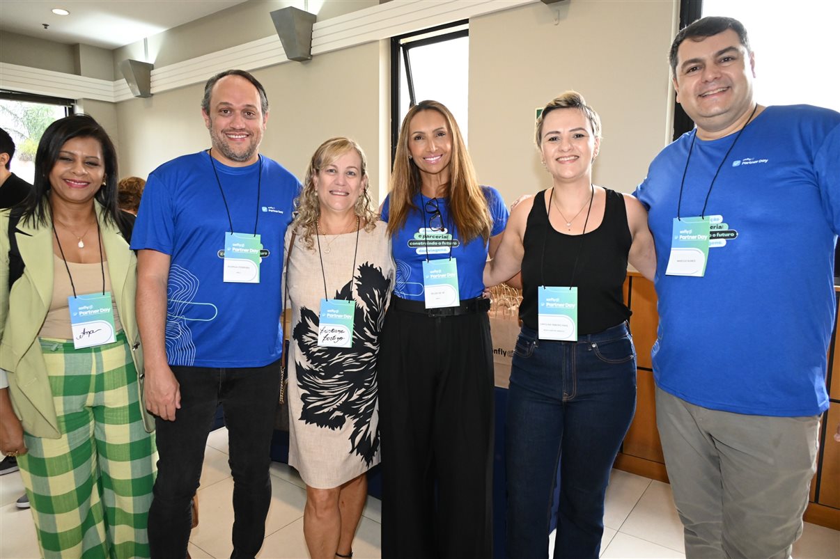 Fabiane Batista e Claudia Frigeri, da Latam, entre Marcus Nunes, Elvimar Martins, Rafaela Caroline e Peterson Prado, da Onfly