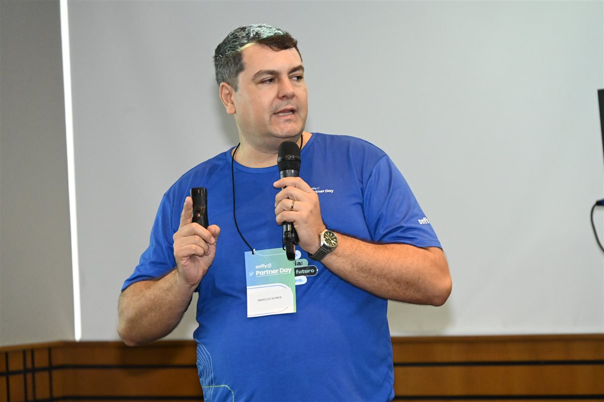 Fabiane Batista e Claudia Frigeri, da Latam, entre Marcus Nunes, Elvimar Martins, Rafaela Caroline e Peterson Prado, da Onfly