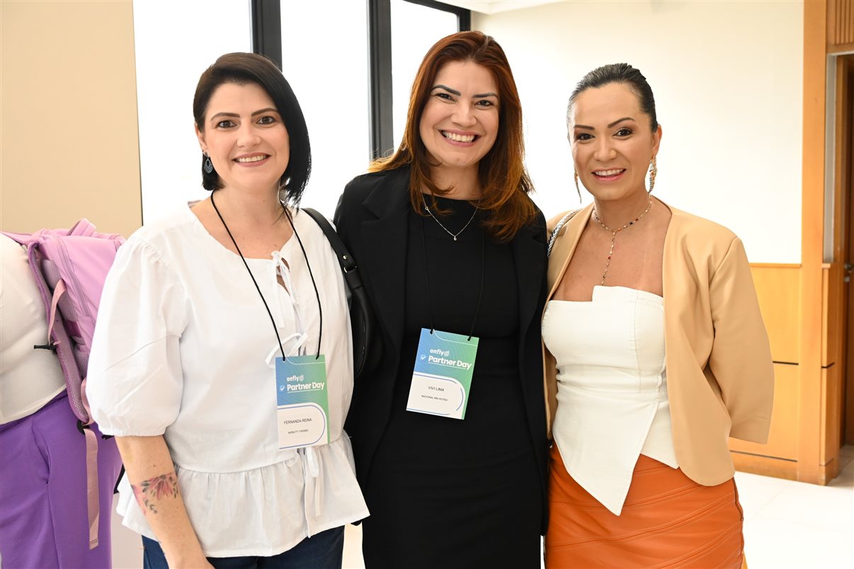 Fabiane Batista e Claudia Frigeri, da Latam, entre Marcus Nunes, Elvimar Martins, Rafaela Caroline e Peterson Prado, da Onfly