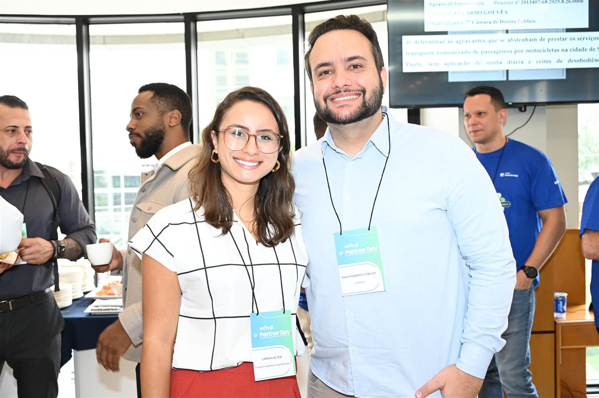 Fabiane Batista e Claudia Frigeri, da Latam, entre Marcus Nunes, Elvimar Martins, Rafaela Caroline e Peterson Prado, da Onfly
