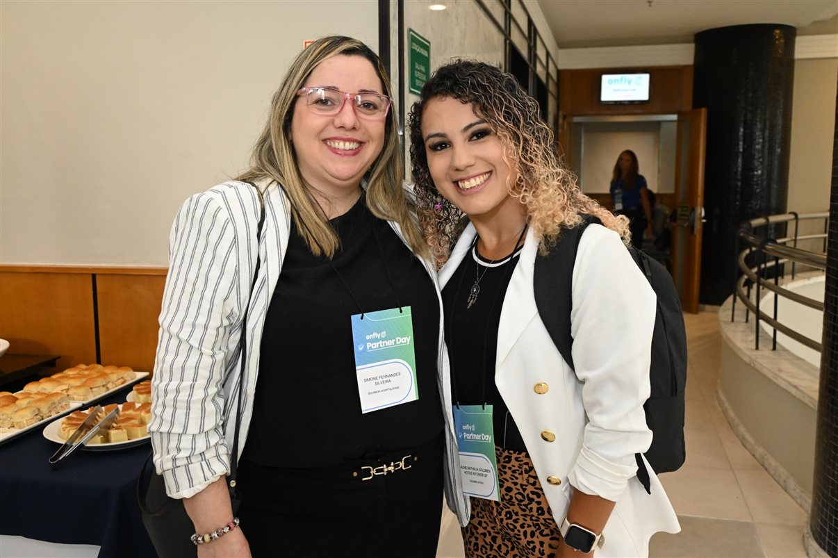 Fabiane Batista e Claudia Frigeri, da Latam, entre Marcus Nunes, Elvimar Martins, Rafaela Caroline e Peterson Prado, da Onfly