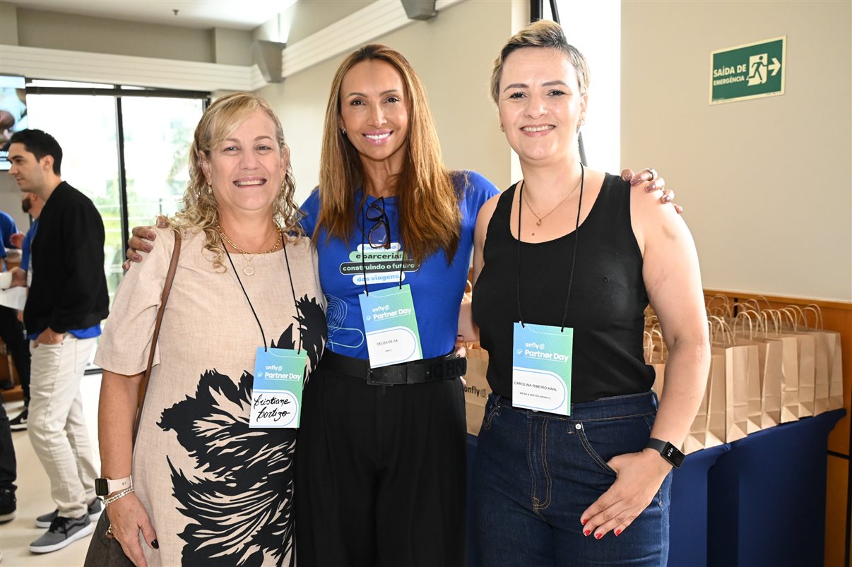 Fabiane Batista e Claudia Frigeri, da Latam, entre Marcus Nunes, Elvimar Martins, Rafaela Caroline e Peterson Prado, da Onfly