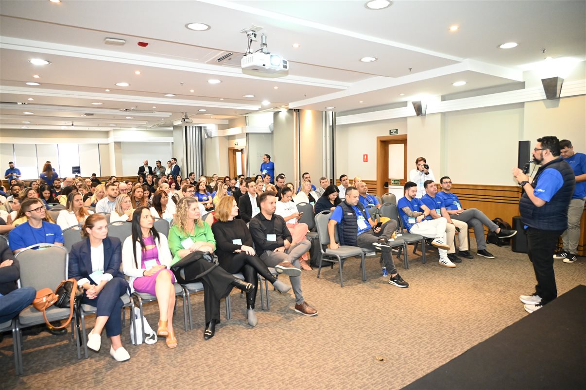 Fabiane Batista e Claudia Frigeri, da Latam, entre Marcus Nunes, Elvimar Martins, Rafaela Caroline e Peterson Prado, da Onfly
