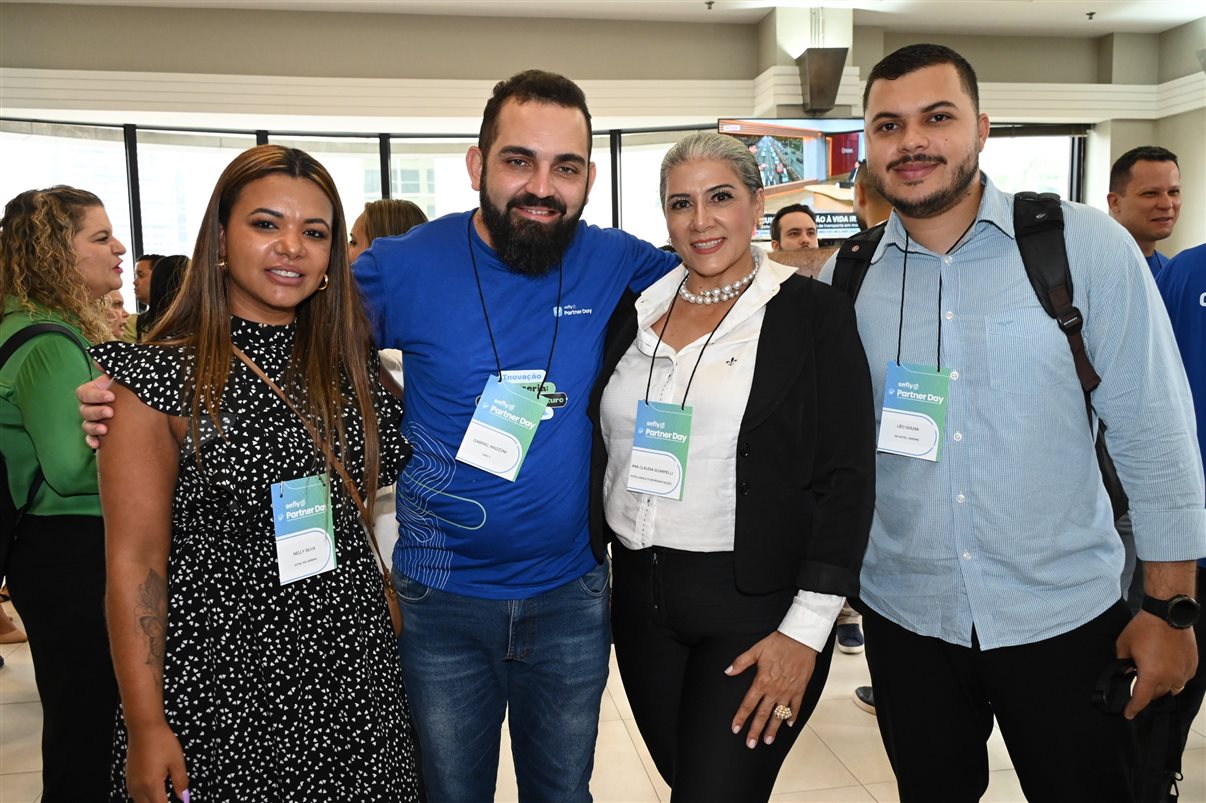 Fabiane Batista e Claudia Frigeri, da Latam, entre Marcus Nunes, Elvimar Martins, Rafaela Caroline e Peterson Prado, da Onfly