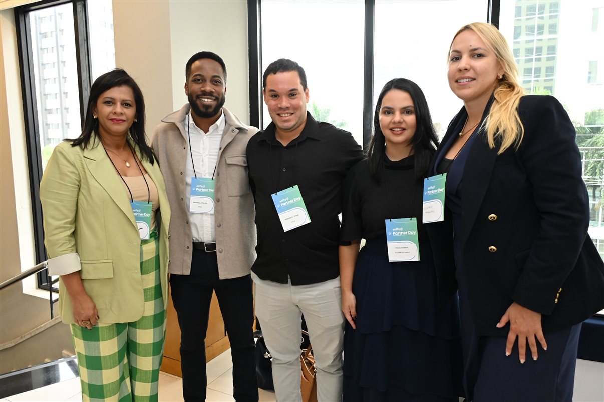 Fabiane Batista e Claudia Frigeri, da Latam, entre Marcus Nunes, Elvimar Martins, Rafaela Caroline e Peterson Prado, da Onfly