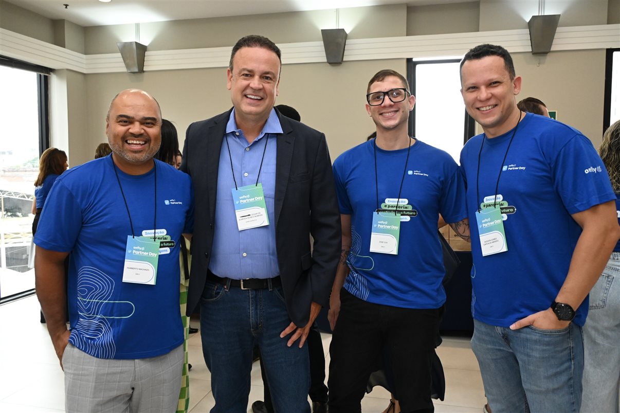Fabiane Batista e Claudia Frigeri, da Latam, entre Marcus Nunes, Elvimar Martins, Rafaela Caroline e Peterson Prado, da Onfly