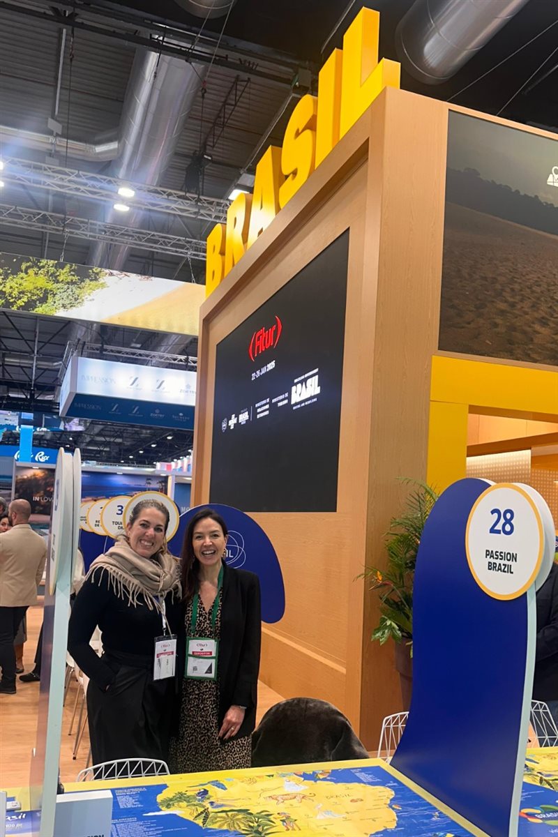 Cinthia Louza e Mariana Rosa, da Passion Brazil DMC, na Fitur Madrid 2025