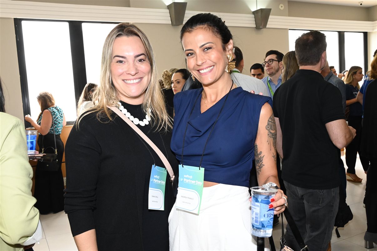 Fabiane Batista e Claudia Frigeri, da Latam, entre Marcus Nunes, Elvimar Martins, Rafaela Caroline e Peterson Prado, da Onfly